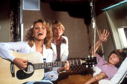 Lorna Patterson, Joyce Bulifant y Rossie Harris durante el divertido e incorrectísimo gag de 'Aterriza como puedas' en el que una guitarra desconecta un respirador.