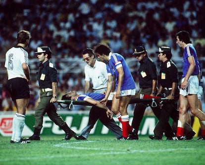 El franc&eacute;s Battiston es sacado en camilla de la semifinal del Mundial de 1982 tras chocar con el alem&aacute;n Schumacher