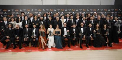 Los premiados posan con sus galardones al término de la gala de entrega de la 31ª edición de los Premios Goya.