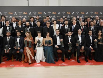 Los premiados posan con sus galardones al término de la gala de entrega de la 31ª edición de los Premios Goya.