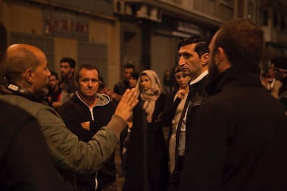 Tarik Saleh, a la izquierda, en el rodaje.