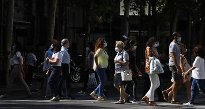 Personas con mascarilla caminan por una calle de Córdoba este jueves.