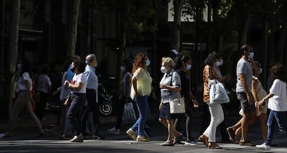 Personas con mascarilla caminan por una calle de Córdoba este jueves.