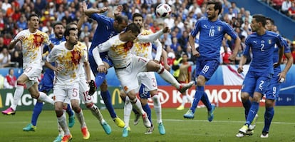 Morata lucha por la pelota ante Chiellini.