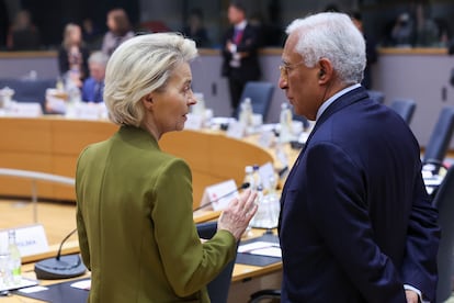 El presidente del Consejo Europeo, António Costa, y la presidenta de la Comisión Europea, Ursula von der Leyen, durante la cumbre de jefes de Estado y de Gobierno de la UE el pasado jueves en Bruselas.