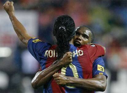 Eto'o abraza a Ronaldinho tras un gol