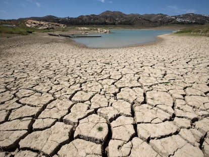 Vista del embalse de La Viñuela, en la provincia de Málaga, esta semana, cuando se encontraba por debajo del 10% de su capacidad.