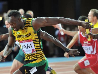 Bolt acelera durante el relevo 4x100m. 