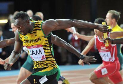Bolt acelera durante el relevo 4x100m. 