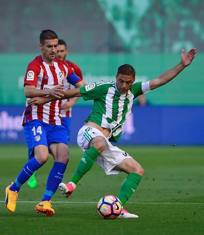 Joaquín (derecha) es presionado por Gabi.