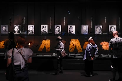 Los visitantes contemplan retratos y vitrinas con la ropa que vestían las víctimas de la bomba atómica de 1945, en el Museo Conmemorativo de la Paz de Hiroshima, en septiembre de 2023.