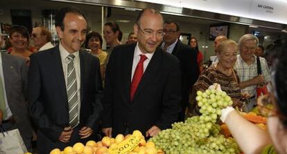 El consejero de Turismo, Rafael Rodríguez, en la inauguración del nuevo mercado de Almería junto al alcalde, Rogelio Rodríguez Comendador