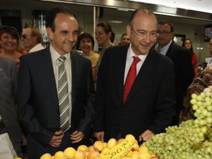 El consejero de Turismo, Rafael Rodríguez, en la inauguración del nuevo mercado de Almería junto al alcalde, Rogelio Rodríguez Comendador 