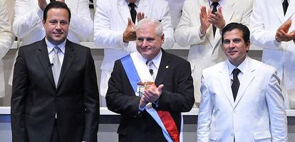 El presidente de Panamá, Ricardo Martinelli (centro) junto a su presidente, Jose Luis Varela (derecha) y al nuevo vicepresidente, Juan Carlos Varela (izquierda) hoy durante la ceremonia de trasmisión de mando