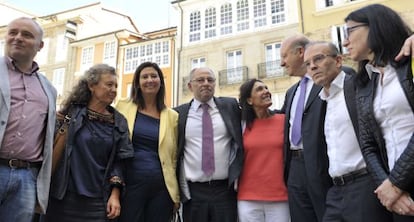 Francisco Rodríguez (en el centro, con gafas) posa con simpatizantes tras su dimisión como alcalde de Ourense, en octubre.