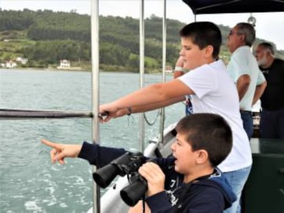 En barco de Trampalones por la ría de Villaviciosa.