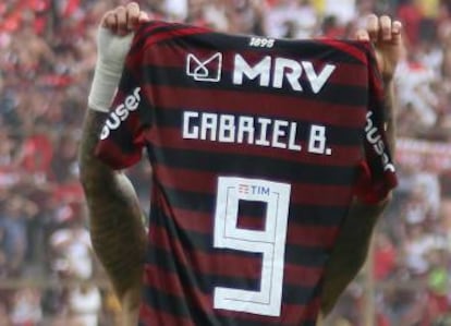 Gabigol mostra a camisa após marcar o segundo gol.