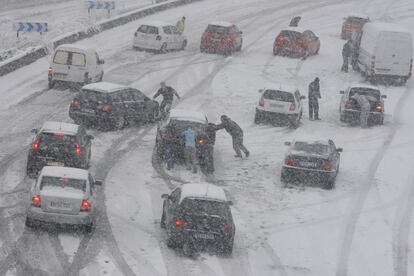 Gran atasco en el kilómetro 33 de la autopista de A Coruña, debido a la intensa nevada caída sobre Madrid el 1 de febrero de 2009.
