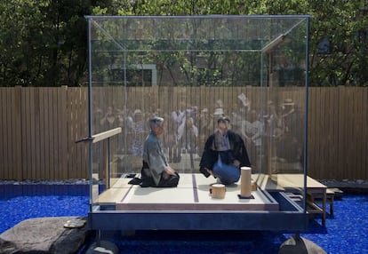 Performan 'So’oku Sen' del artista Hiroshi Sugimoto con el japonés Mushakoji-Senke en la instalación 'The Glass Tea House Mondrian', en Venecia.