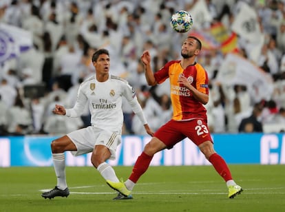 Varane y Florin Andone disputan el balón. 