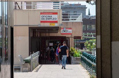 Varias personas esperan en la puerta de una oficina del SEPE en Madrid.