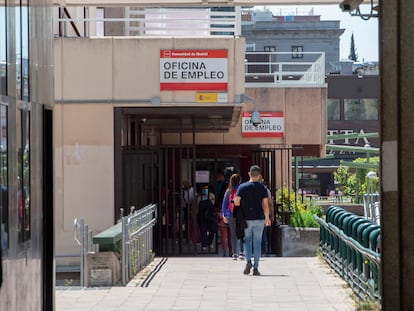 Varias personas en la puerta de una oficina del SEPE, el pasado 5 de mayo.