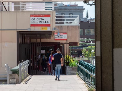 Varias personas esperan en la puerta de una oficina del SEPE en Madrid.