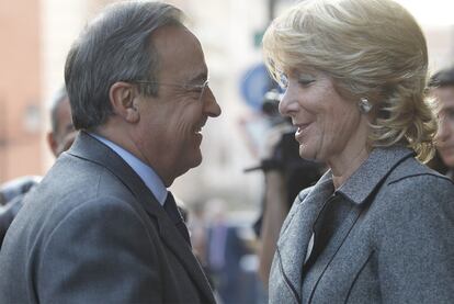 El presidente del Real Madrid, Florentino Prez, y la presidenta de la Comunidad de Madrid, Esperanza Aguirre, a la llegada a la capilla ardiente por Francisco <i>Pancho</i> Prez Gonzlez.