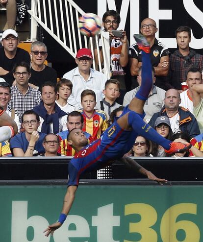 El delantero brasileño del FC Barcelona Neymar remata el balón de chilena.