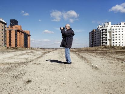 El artista Hans Haacke tomaba fotos el miércoles en el Ensanche de Vallecas, donde se inspiró para su obra Castillos en el Aire, que se exhibe en el Reina Sofía.