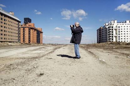 El artista Hans Haacke tomaba fotos el miércoles en el Ensanche de Vallecas, donde se inspiró para su obra Castillos en el Aire, que se exhibe en el Reina Sofía.