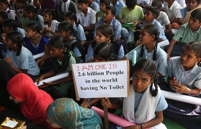 Un grupo de niños participa en una marcha para celebrar el Día Mundial del Retrete en Hyderabad, India.