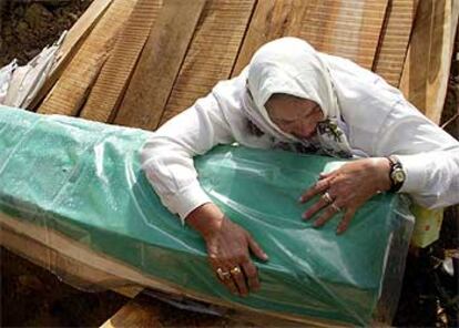 Una mujer llora sobre el féretro de una de las víctimas de la matanza de Srebrenica durante el funeral de ayer.
/ EPA