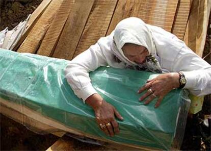 Una mujer llora sobre el féretro de una de las víctimas de la matanza de Srebrenica durante el funeral de ayer. 

/ EPA