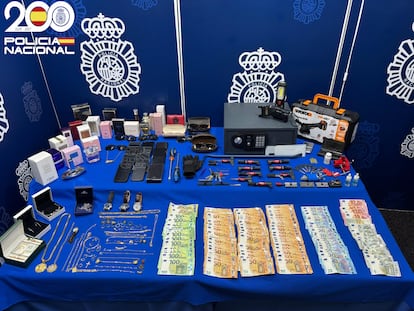 Durante los registros la Policía se incautó de herramientas decodificadoras, llaves maestras, dinero en efectivo, joyas y perfumes.