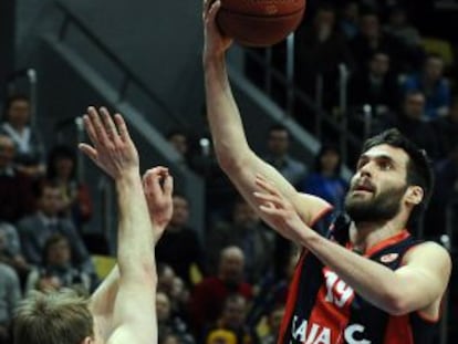 San Emeterio entra a canasta ante Koponen.