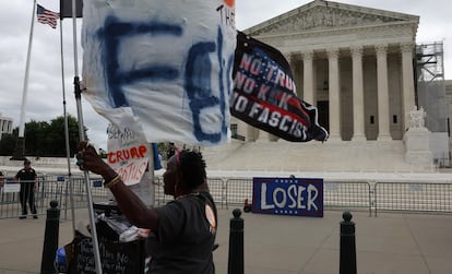 Manifestantes contra Trump, este lunes ante la sede del Tribunal Supremo, en Washington.