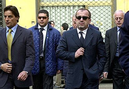 El ministro de Trabajo, Roberto Maroni (tercero por la izquierda), llega con sus guardaespaldas al funeral por Marco Biagi, su consejero asesinado el martes.