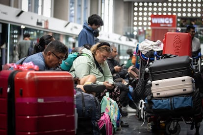 Personas esperan en el Aeropuerto Internacional de Ciudad de México, el 12 de agosto de 2025.