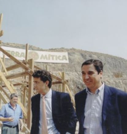 Eduardo Zaplana, a la derecha, durante la construcción del parque.