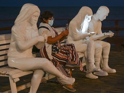 Una mujer hace uso de sus datos móviles en la ciudad de Progreso (Yucatán).