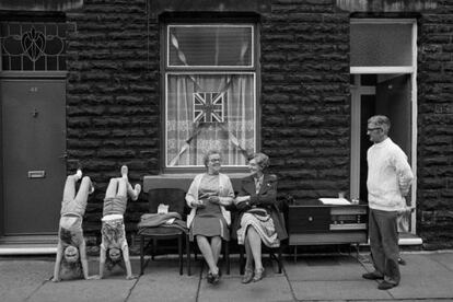 Fiesta en la calle por el Jubileo de Plata de la reina Isabel II, Todmorden. Otra de las imágenes del libro y la serie de 'Los inconformistas', que edita La Fábrica