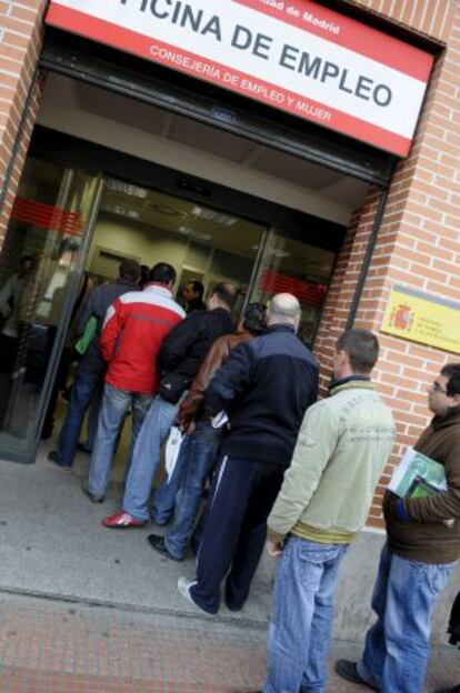 Cola en la Oficina de Empleo de Alcalá de Henares