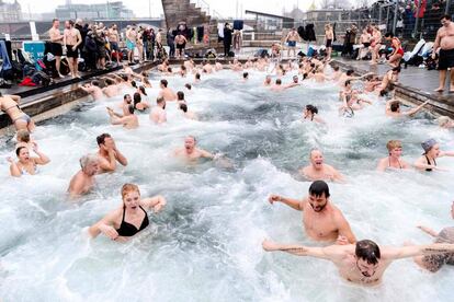 Dinamarqueses participam do tradicional mergulho no porto gelado em Copenhagem, com temperatura de 6°C.