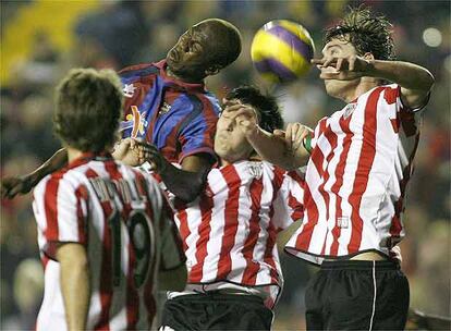 Los jugadores luchan por el balón