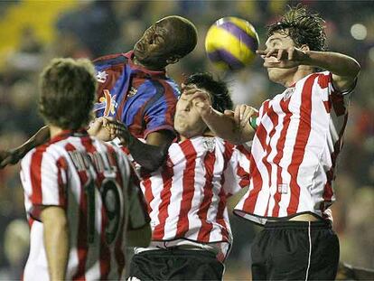 Los jugadores luchan por el balón