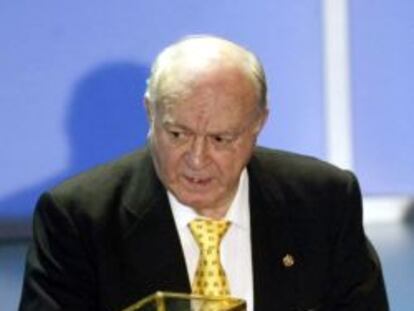 Alfredo Di Stéfano en 2002 recogiendo un premio a su trayectoria profesional.