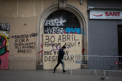 El Gimnasio Sant Pau, con pintadas alusivas a la fecha prevista para el desahucio.