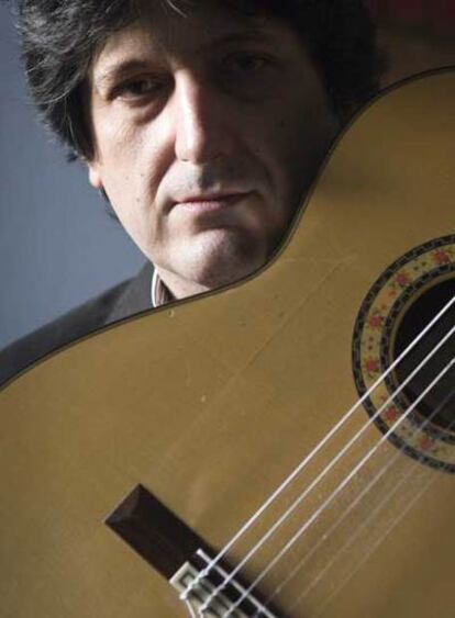 José Manuel Cañizares, junto a su guitarra.