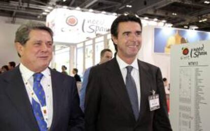 Fotografía facilitada por el Ministerio de Industria del ministro José Manuel Soria, acompañado por el embajador de España en Reino Unido, Federico Trillo, durante la visita que ha realizado a la feria de turismo World Travel Market, que se ha iniciado hoy en Londres y se prolongará hasta el jueves, una de las más importantes del mundo y en la que participan más de 180 países.